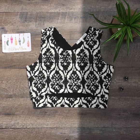 LOVERS + FRIENDS CUT OUT CROP TOP - Picture 4 of 8